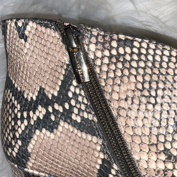 Vince Camuto
Sestrind Booties - Picture 4 of 8